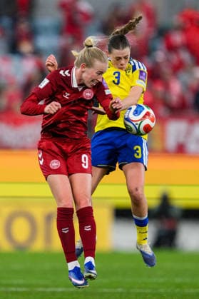 260414 Amalie Vangsgaard of Denmark and Sofia Reidy of Sweden during the FIFA Women s World Cup Qualifier football match between Sweden and Denmark on April 14, 2026 in Gothenburg. Photo: Carl Sandin BILDBYRAN kod CS CS0928 fotboll football soccer fotball vm-kval kval fifa womens world cup qualifier qualifier sverige sweden danmark denmark dam bbeng women kvinner Copyright: CARLxSANDIN BB260414CS037