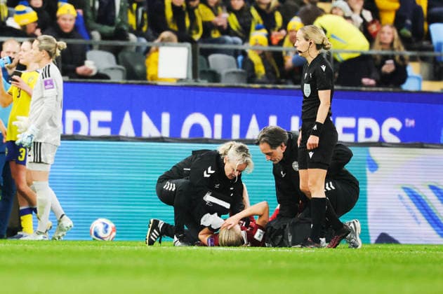GÖTEBORG, SVERIGE 20260414 Danmarks Pernille Harder skadar sig i en närkamp under tisdagens fotbollsmatch i VM-kvalet mellan Sverige och Danmark pa Gamla Ullevi i Göteborg. GÖTEBORG SVERIGE x9200x Copyright: xAdamxIhse TTx VM-KVAL SVERIGE-DANMARK