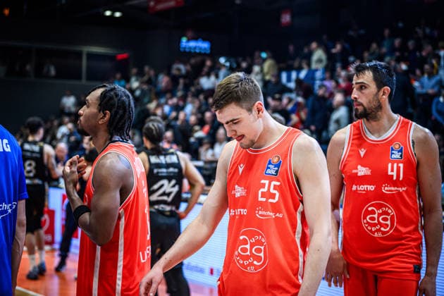 easycredit BBL Basketball Bundesliga 2025 2026 Nachholspiel 23. Spieltag 14.04.2026 Science City Jena vs Basketball Löwen Braunschweig tiefe Enttäuschung bei den Spielern von Jena, Mitte Lorenz Bank mit dem Kopf nach unten Sparkassen Arena