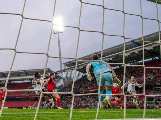 14.04.2026, WM-Qualifikation Europa, Frauen 2026, 3.Spieltag, Deutschland - Österreich, im Max-Morlock-Stadion Nürnberg, re: 2:0 Torschuss Vivien Endmann (Deutschland) gegen Torhüterin Mariella El Sherif (li, Österreich)