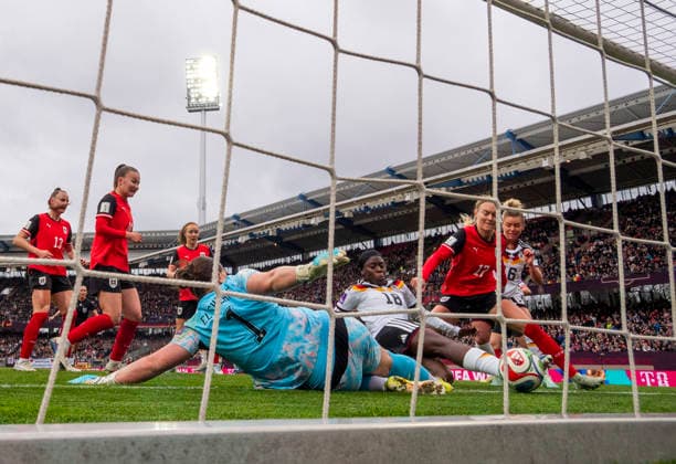 14.04.2026, WM-Qualifikation Europa, Frauen 2026, 3.Spieltag, Deutschland - Österreich, im Max-Morlock-Stadion Nürnberg, Nicole Anyomi (mitte, Deutschland) trifft zum 1:0 gegen Torhüterin Mariella El Sherif (li, Österreich)