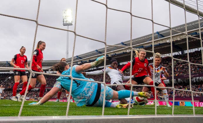 14.04.2026, WM-Qualifikation Europa, Frauen 2026, 3.Spieltag, Deutschland - Österreich, im Max-Morlock-Stadion Nürnberg, Nicole Anyomi (mitte, Deutschland) trifft zum 1:0 gegen Torhüterin Mariella El Sherif (li, Österreich)