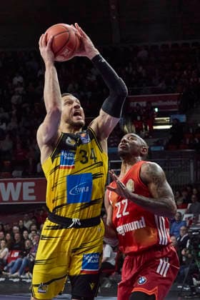 Deutsche Basketball Bundesliga (BBL), FC Bayern München Basketball vs MHP RIESEN Ludwigsburg, München FC Bayern Basketball, Ludwigsburg MHP RIESEN, 2026-04-14 in München (SAP Garden) SCHILLING Gavin (MHP RIESEN Ludwigsburg Center (C) Nr34-LUD34)., MIKE Isiaha (FC Bayern München Basketball Power Forward (PF) Nr22-FCBB22) sportworld München SAP Garden Bayern Deutschland