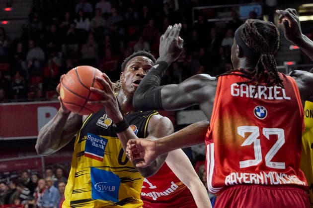 Deutsche Basketball Bundesliga (BBL), FC Bayern München Basketball vs MHP RIESEN Ludwigsburg, München FC Bayern Basketball, Ludwigsburg MHP RIESEN, 2026-04-14 in München (SAP Garden) SANE Babacar (MHP RIESEN Ludwigsburg Power Forward (PF) Nr0-LUD0), GABRIEL Wenyen (FC Bayern München Basketball Center (C) Nr32-FCBB32) sportworld München SAP Garden Bayern Deutschland