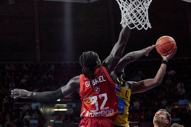 Deutsche Basketball Bundesliga (BBL), FC Bayern München Basketball vs MHP RIESEN Ludwigsburg, München FC Bayern Basketball, Ludwigsburg MHP RIESEN, 2026-04-14 in München (SAP Garden) SANE Babacar (MHP RIESEN Ludwigsburg Power Forward (PF) Nr0-LUD0), GABRIEL Wenyen (FC Bayern München Basketball Center (C) Nr32-FCBB32) sportworld München SAP Garden Bayern Deutschland