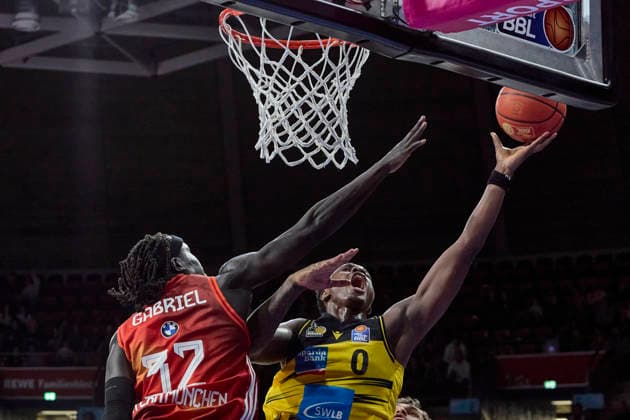 Deutsche Basketball Bundesliga (BBL), FC Bayern München Basketball vs MHP RIESEN Ludwigsburg, München FC Bayern Basketball, Ludwigsburg MHP RIESEN, 2026-04-14 in München (SAP Garden) SANE Babacar (MHP RIESEN Ludwigsburg Power Forward (PF) Nr0-LUD0), GABRIEL Wenyen (FC Bayern München Basketball Center (C) Nr32-FCBB32) sportworld München SAP Garden Bayern Deutschland