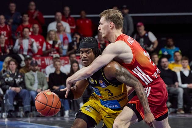 Deutsche Basketball Bundesliga (BBL), FC Bayern München Basketball vs MHP RIESEN Ludwigsburg, München FC Bayern Basketball, Ludwigsburg MHP RIESEN, 2026-04-14 in München (SAP Garden) SMITH Stefan (MHP RIESEN Ludwigsburg Point Guard (PG) Nr3-LUD3), HOLLATZ Justus (FC Bayern München Basketball Point Guard (PG) Nr21-FCBB21) sportworld München SAP Garden Bayern Deutschland