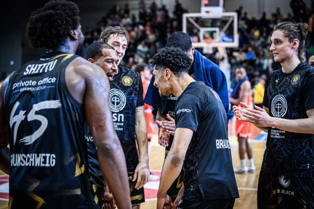 easycredit BBL Basketball Bundesliga 2025 2026 Nachholspiel 23. Spieltag 14.04.2026 Science City Jena vs Basketball Löwen Braunschweig Die Spieler von Braunschweig nach dem Sieg in Jena zufrieden zusammen Sparkassen Arena