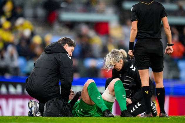 260414 goalkeeper Freja Thisgaard of Denmark recieves medical attention during the FIFA Women s World Cup Qualifier football match between Sweden and Denmark on April 14, 2026 in Gothenburg. Photo: Mathias Bergeld BILDBYRAN kod MB CS0928 fotboll football soccer fotball vm-kval kval fifa womens world cup qualifier qualifier sverige sweden danmark denmark dam bbeng women kvinner skada Copyright: MATHIASxBERGELD BB260414MB046
