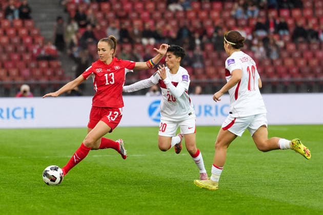 CALCIO - FIFA Mondiali - Women s Qualifiers - Switzerland vs Turkey Lia Waelti 13 (Switzerland) works against Elif Keskin 20 (Turkiye) during Women s Qualifiers - Switzerland vs Turkey , FIFA World Cup, WM, Weltmeisterschaft, Fussball match in Zurich, Switzerland, April 14 2026 Zurich Switzerland  Copyright: xIPAxSport ABACAx