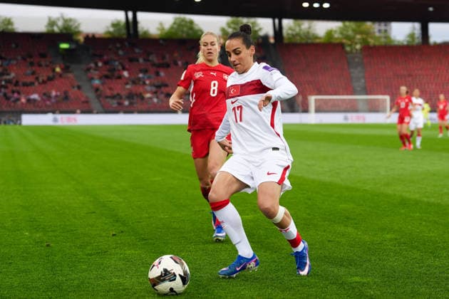 CALCIO - FIFA Mondiali - Women s Qualifiers - Switzerland vs Turkey Nadine Riesen 8 (Switzerland) and Ilayda Civelek 17 (Turkiye) during Women s Qualifiers - Switzerland vs Turkey , FIFA World Cup, WM, Weltmeisterschaft, Fussball match in Zurich, Switzerland, April 14 2026 Zurich Switzerland  Copyright: xIPAxSport ABACAx