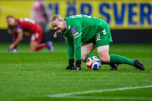 260414 goalkeeper Freja Thisgaard of Denmark in pain during the FIFA Women s World Cup Qualifier football match between Sweden and Denmark on April 14, 2026 in Gothenburg. Photo: Carl Sandin BILDBYRAN kod CS CS0928 fotboll football soccer fotball vm-kval kval fifa womens world cup qualifier qualifier sverige sweden danmark denmark dam bbeng women kvinner skada Copyright: CARLxSANDIN BB260414CS042
