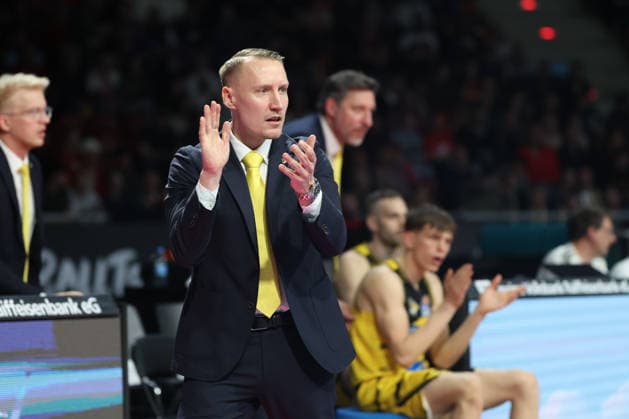 Mikko Riipinen (MHP Riesen Ludwigsburg, Chef-Trainer) applaudiert, GER, FC Bayern Basketball vs. MHP Riesen Ludwigsburg, Basketball, easycredit Basketball Bundesliga, 13. Spieltag, Saison 2025 2026, 14.04.2026, GER, FC Bayern Basketball vs. MHP Riesen Ludwigsburg, Basketball, easycredit Basketball Bundesliga, 13. Spieltag, Saison 2025 2026, 14.04.2026 Muenchen Copyright: xEibner-Pressefoto JennixMaulx EP_JML