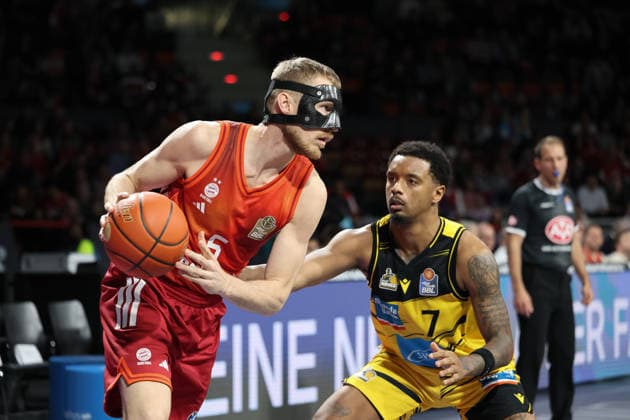 Niels Giffey (FC Bayern Basketball, 05) mit Elijah Hughes (MHP Riesen Ludwigsburg, 07), GER, FC Bayern Basketball vs. MHP Riesen Ludwigsburg, Basketball, easycredit Basketball Bundesliga, 13. Spieltag, Saison 2025 2026, 14.04.2026, GER, FC Bayern Basketball vs. MHP Riesen Ludwigsburg, Basketball, easycredit Basketball Bundesliga, 13. Spieltag, Saison 2025 2026, 14.04.2026 Muenchen Copyright: xEibner-Pressefoto JennixMaulx EP_JML