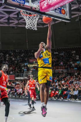 Maxwell Dongmo Temoka (MHP Riesen Ludwigsburg, 39) mit Ball am Netz, GER, FC Bayern Basketball vs. MHP Riesen Ludwigsburg, Basketball, easycredit Basketball Bundesliga, 13. Spieltag, Saison 2025 2026, 14.04.2026, GER, FC Bayern Basketball vs. MHP Riesen Ludwigsburg, Basketball, easycredit Basketball Bundesliga, 13. Spieltag, Saison 2025 2026, 14.04.2026 Muenchen Copyright: xEibner-Pressefoto JennixMaulx EP_JML