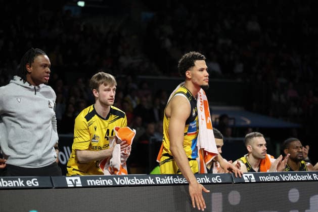 Die MHP Riesen Ludwigsburg Spieler auf der Bank jubeln, GER, FC Bayern Basketball vs. MHP Riesen Ludwigsburg, Basketball, easycredit Basketball Bundesliga, 13. Spieltag, Saison 2025 2026, 14.04.2026, GER, FC Bayern Basketball vs. MHP Riesen Ludwigsburg, Basketball, easycredit Basketball Bundesliga, 13. Spieltag, Saison 2025 2026, 14.04.2026 Muenchen Copyright: xEibner-Pressefoto JennixMaulx EP_JML
