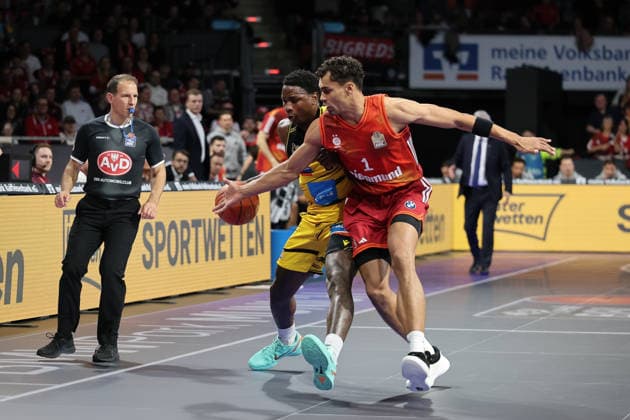 Oscar da Silva (FC Bayern Basketball, 01) mit Babacar Sane (MHP Riesen Ludwigsburg, 00), GER, FC Bayern Basketball vs. MHP Riesen Ludwigsburg, Basketball, easycredit Basketball Bundesliga, 13. Spieltag, Saison 2025 2026, 14.04.2026, GER, FC Bayern Basketball vs. MHP Riesen Ludwigsburg, Basketball, easycredit Basketball Bundesliga, 13. Spieltag, Saison 2025 2026, 14.04.2026 Muenchen Copyright: xEibner-Pressefoto JennixMaulx EP_JML