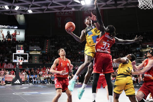 Babacar Sane (MHP Riesen Ludwigsburg, 00) mit Wenyen Gabriel (FC Bayern Basketball, 32), GER, FC Bayern Basketball vs. MHP Riesen Ludwigsburg, Basketball, easycredit Basketball Bundesliga, 13. Spieltag, Saison 2025 2026, 14.04.2026, GER, FC Bayern Basketball vs. MHP Riesen Ludwigsburg, Basketball, easycredit Basketball Bundesliga, 13. Spieltag, Saison 2025 2026, 14.04.2026 Muenchen Copyright: xEibner-Pressefoto JennixMaulx EP_JML