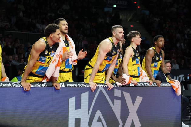 Die MHP Riesen Ludwigsburg Spieler auf der Bank jubeln, GER, FC Bayern Basketball vs. MHP Riesen Ludwigsburg, Basketball, easycredit Basketball Bundesliga, 13. Spieltag, Saison 2025 2026, 14.04.2026, GER, FC Bayern Basketball vs. MHP Riesen Ludwigsburg, Basketball, easycredit Basketball Bundesliga, 13. Spieltag, Saison 2025 2026, 14.04.2026 Muenchen Copyright: xEibner-Pressefoto JennixMaulx EP_JML