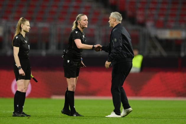 Frauen Fußball, Qualifikation zur FIFA Frauen-Weltmeisterschaft, 20260414, Deutschland - Österreich. Im Bild v.l. Schiedsrichterin Volha BLOTSKAYA (BLR), Bundestrainer Deutschland Christian WÜCK. Nürnberg Max-Morlock-Stadion Bayern Deutschland Copyright: Passion2Press MarkusxFischerx