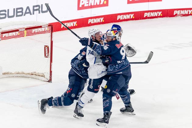 Konrad Abeltshauser (EHC Red Bull Muenchen, 16) und Dillon Heatherington (EHC Red Bull Muenchen, 95) verteidigen gegen Justin Schuetz (Adler Mannheim, 74) vor dem Tor von Antoine Bibeau (Torwart, EHC Red Bull Muenchen, 30) GER, EHC Red Bull Muenchen vs. Adler Mannheim, Eishockey, DEL, Playoffs, Halbfinale Spiel 4, Saison 2025 2026, 14.04.2026. GER, EHC Red Bull Muenchen vs. Adler Mannheim, Eishockey, DEL, Playoffs, Halbfinale Spiel 4, Saison 2025 2026, 14.04.2026. Muenchen *** Konrad Abeltshauser EHC Red Bull Muenchen, 16 and Dillon Heatherington EHC Red Bull Muenchen, 95 defend against Justin Schuetz Adler Mannheim, 74 in front of the goal of Antoine Bibeau goalie, EHC Red Bull Muenchen, 30 GER, EHC Red Bull Muenchen vs Adler Mannheim, ice hockey, DEL, playoffs, semi-final game 4, season 2025 2026, 14 04 2026 GER, EHC Red Bull Muenchen vs Adler Mannheim, ice hockey, DEL, playoffs, semi-final game 4, season 2025 2026, 14 04 2026 Muenchen Copyright: xEibner-Pressefoto FranzxFeinerx EP_HFR