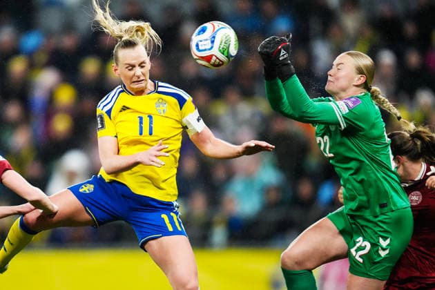 GÖTEBORG, SVERIGE 20260414 Sveriges Stina Blackstenius och Danmarks malvakt Freja R. Thisgaard under tisdagens fotbollsmatch i VM-kvalet mellan Sverige och Danmark pa Gamla Ullevi i Göteborg. GÖTEBORG SVERIGE x9200x Copyright: xBjörnxLarssonxRosvall TTx VM-KVAL SVERIGE-DANMARK