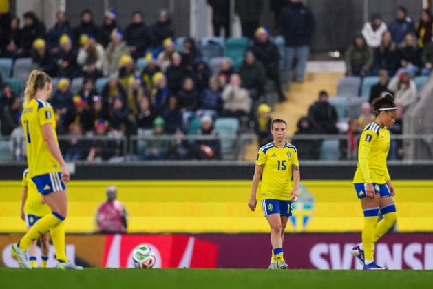 260414 Julia Zigiotti Olme and Felicia Schröder of Sweden look dejected after 1-2 during the FIFA Women s World Cup Qualifier football match between Sweden and Denmark on April 14, 2026 in Gothenburg. Photo: Mathias Bergeld BILDBYRAN kod MB CS0928 fotboll football soccer fotball vm-kval kval fifa womens world cup qualifier qualifier sverige sweden danmark denmark dam bbeng women kvinner depp Copyright: MATHIASxBERGELD BB260414MB054
