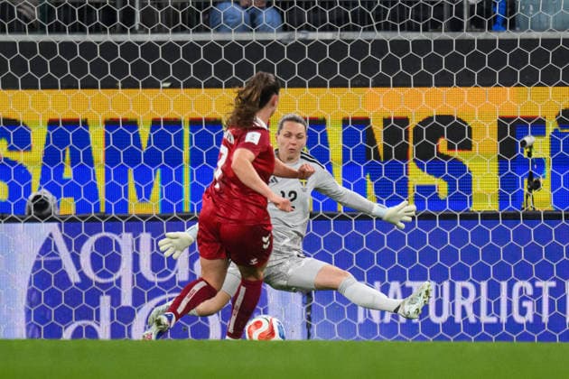 260414 Janni Thomsen of Denmark scores 1-2 on goalkeeper Jennifer Falk of Sweden during the FIFA Women s World Cup Qualifier football match between Sweden and Denmark on April 14, 2026 in Gothenburg. Photo: Mathias Bergeld BILDBYRAN kod MB CS0928 fotboll football soccer fotball vm-kval kval fifa womens world cup qualifier qualifier sverige sweden danmark denmark dam bbeng women kvinner Copyright: MATHIASxBERGELD BB260414MB055