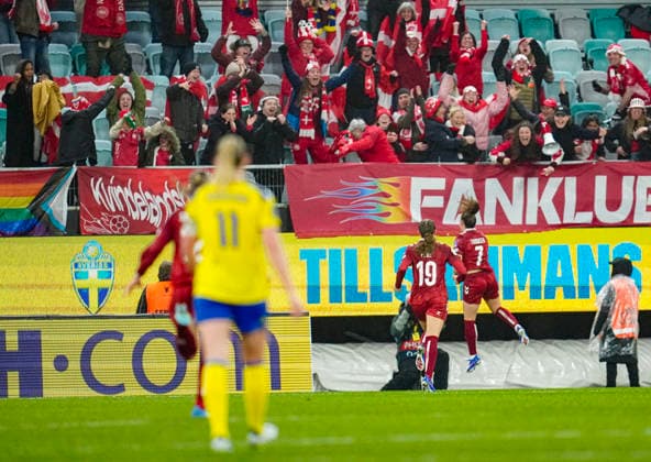 GÖTEBORG, SVERIGE 20260414 Danmarks Cecilie Floe ( 19) och Janni Thomsen ( 7) jublar med de danska fansen efter segermalet 1-2 under tisdagens fotbollsmatch i VM-kvalet mellan Sverige och Danmark pa Gamla Ullevi i Göteborg. GÖTEBORG SVERIGE x9200x Copyright: xBjörnxLarssonxRosvall TTx VM-KVAL SVERIGE-DANMARK
