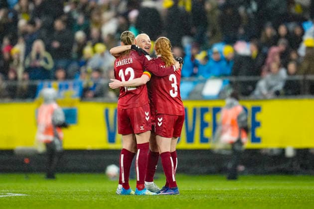 GÖTEBORG, SVERIGE 20260414 Danmarks Stine Sandbech, Sofie Svava och Stine Ballisager firar efter tisdagens fotbollsmatch i VM-kvalet mellan Sverige och Danmark pa Gamla Ullevi i Göteborg. GÖTEBORG SVERIGE x9200x Copyright: xBjörnxLarssonxRosvall TTx VM-KVAL SVERIGE-DANMARK