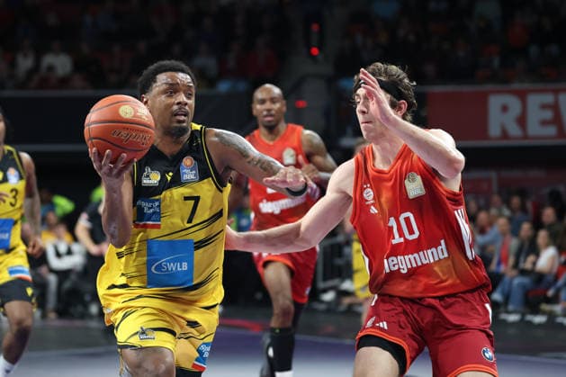 Elijah Hughes (MHP Riesen Ludwigsburg, 07) mit Justinian Jessup (FC Bayern Basketball, 10), GER, FC Bayern Basketball vs. MHP Riesen Ludwigsburg, Basketball, easycredit Basketball Bundesliga, 13. Spieltag, Saison 2025 2026, 14.04.2026, GER, FC Bayern Basketball vs. MHP Riesen Ludwigsburg, Basketball, easycredit Basketball Bundesliga, 13. Spieltag, Saison 2025 2026, 14.04.2026 Muenchen Copyright: xEibner-Pressefoto JennixMaulx EP_JML