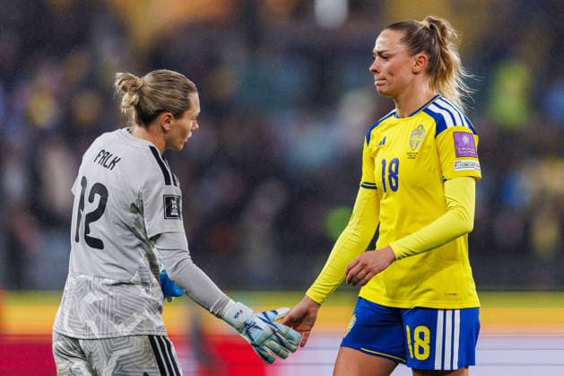 260414 goalkeeper Jennifer Falk and Fridolina Rolfö of Sweden look dejected after the FIFA Women s World Cup Qualifier football match between Sweden and Denmark on April 14, 2026 in Gothenburg. Photo: Michael Erichsen BILDBYRAN COP 89 CS0928 fotboll football soccer fotball vm-kval kval fifa womens world cup qualifier qualifier sverige sweden danmark denmark dam bbeng women kvinner depp Copyright: MICHAELxERICHSEN BB260414MI065