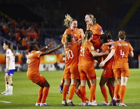 BREDA - Dutch players celebrate Renee van Asten s 1-0 during the World Cup qualifying match between the Netherlands (women) and France (women) at Rat Verlegh Stadium in Breda, Netherlands. SEM VAN DER WAL ANP FIFA Women s World Cup 2027 Qualifier 2025-2026 xVIxANPxSportx xxANPxIVx 555800042 originalFilename: 555800042.jpg