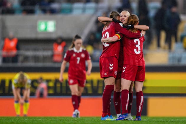 260414 Stine Sandbech, Sofie Svava and Stine Ballisager Pedersen of Denmark celebrate after the FIFA Women s World Cup Qualifier football match between Sweden and Denmark on April 14, 2026 in Gothenburg. Photo: Mathias Bergeld BILDBYRAN kod MB CS0928 fotboll football soccer fotball vm-kval kval fifa womens world cup qualifier qualifier sverige sweden danmark denmark dam bbeng women kvinner jubel Copyright: MATHIASxBERGELD BB260414MB060