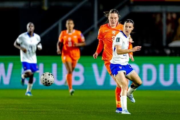 BREDA - Netherlands player Wieke Kaptein, France player Anaele Le Moguedec during the European qualifying match between the Netherlands and France at Rat Verlegh Stadium on April 14 in Breda, the Netherlands. (Photo by DeFodi Images) -
