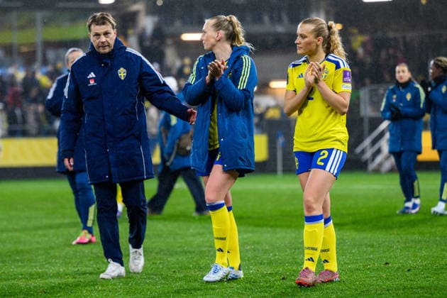 260414 Head coach Tony Gustavsson, Stina Blackstenius and Smilla Holmberg of Sweden after the FIFA Women s World Cup Qualifier football match between Sweden and Denmark on April 14, 2026 in Gothenburg. Photo: Carl Sandin BILDBYRAN kod CS CS0928 fotboll football soccer fotball vm-kval kval fifa womens world cup qualifier qualifier sverige sweden danmark denmark dam bbeng women kvinner depp Copyright: CARLxSANDIN BB260414CS054