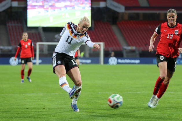 14.04.2026 Fußball Frauen 2025 2026 WM-Qualifikation Europa 3. Spieltag Deutschland - Österreich Max-Morlock-Stadion Nürnberg Lea Schüller (Deutschland, 11, weiß) erzielt das 5:1. Nürnberg Bayern Deutschland
