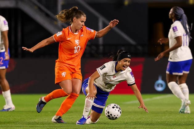 2026-04-14 Netherlands v France - UEFA Women s European Qualifiers - League Phase - Matchday 3 BREDA, NETHERLANDS - APRIL 14: Victoria Pelova of Netherlands battles for the ball with Sakina Karchaoui of France during the UEFA Women s European Qualifiers - League Phase - Matchday 3 match between Netherlands and France at Rat Verlegh Stadion on April 14, 2026 in Breda, Netherlands. Breda Rat Verlegh Stadion Netherlands Content not available for redistribution in The Netherlands directly or indirectly through any third parties. Copyright: xHansxvanxderxValkx