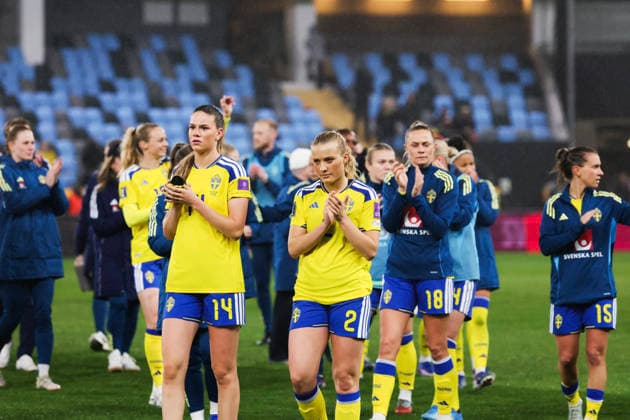 GOTHENBURG, SWEDEN 20260414 Sweden s Bella Andersson, Smilla Holmberg, Fridolina Rolfö and Julia Zigiotti Olme thank the audience along with the rest of the team after the loss, 1-2, in Tuesday s World Cup qualifying soccer match between Sweden and Denmark at Gamla Ullevi in Gothenburg. GÖTEBORG SWEDEN x9200x