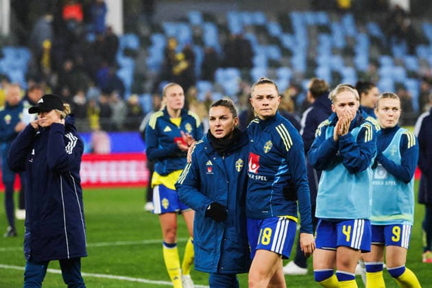 GOTHENBURG, SWEDEN 20260414 Sweden s Johanna Rytting Kaneryd, Fridolina Rolfö, Hanna Lundkvist and Beata Olsson thank the crowd after the loss, 1-2, in Tuesday s World Cup qualifying football match between Sweden and Denmark at Gamla Ullevi in Gothenburg. GÖTEBORG SWEDEN x9200x