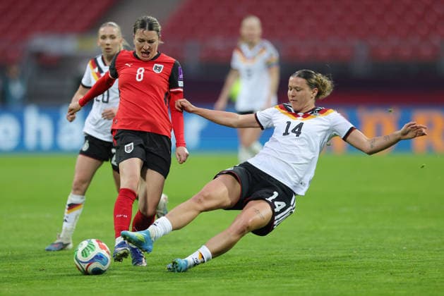 Barbara Dunst, AUT, und Larissa Mühlhaus, GER, im Länderspiel zwischen Deutschland und Österreich (5:1) in Nürnberg; 14 04 2026 -
