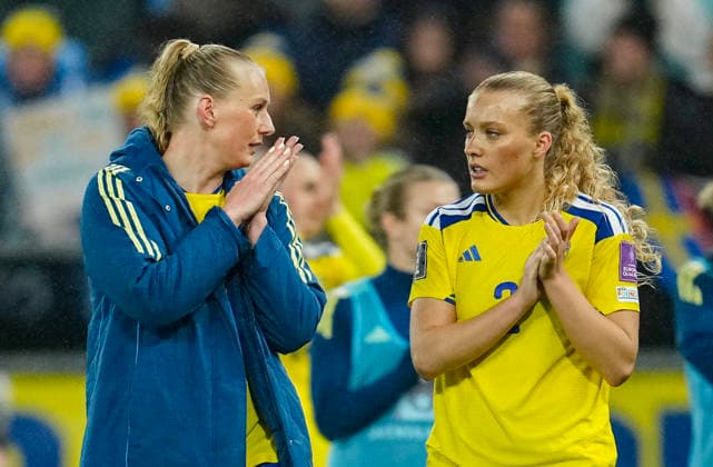 GÖTEBORG, SVERIGE 20260414 Sveriges Stina Blackstenius och Smilla Holmberg deppar efter tisdagens fotbollsmatch i VM-kvalet mellan Sverige och Danmark pa Gamla Ullevi i Göteborg. GÖTEBORG SVERIGE x9200x Copyright: xBjörnxLarssonxRosvall TTx VM-KVAL SVERIGE-DANMARK