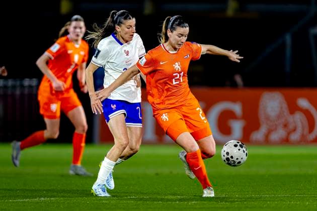 BREDA - France player Anaele Le Moguedec, Netherlands player Damaris Egurrola during the European qualifying match between the Netherlands and France at Rat Verlegh Stadium on April 14 in Breda, the Netherlands. (Photo by DeFodi Images) -