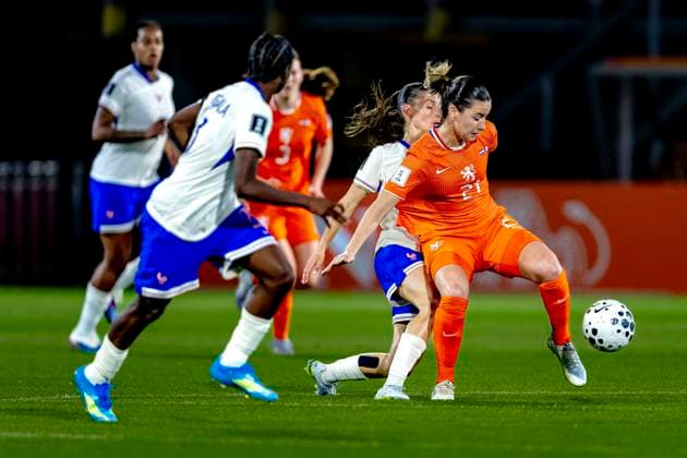 BREDA - France player Anaele Le Moguedec, Netherlands player Damaris Egurrola during the European qualifying match between the Netherlands and France at Rat Verlegh Stadium on April 14 in Breda, the Netherlands. (Photo by DeFodi Images) -