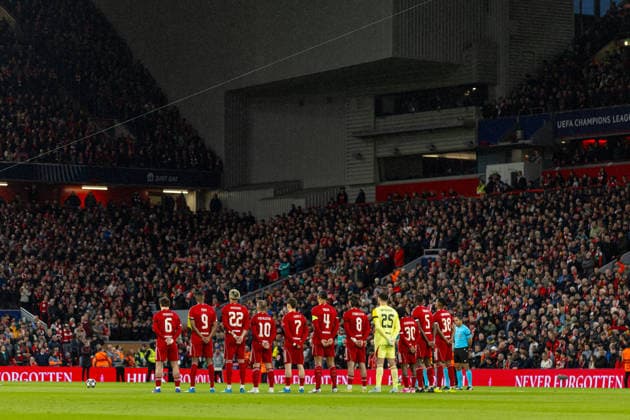 Football - UEFA Champions League - Quarter-Final - 2nd Leg - Liverpool FC v Paris Saint-Germain FC LIVERPOOL, ENGLAND - Tuesday, April 14, 2026: Liverpool players line up for a period of silence in honour of the 97 Liverpool supporters who passed away at the Hillsborough Stadium disaster 37 years ago before the UEFA Champions League Quarter-Final 2nd Leg match between Liverpool FC and Paris Saint-Germain FC at Anfield. (Photo by David Rawcliffe Propaganda) LIVERPOOL Anfield MERSEYSIDE ENGLAND  Copyright: xDavidxRawcliffex P2026-04-14-Liverpool_PSG-43