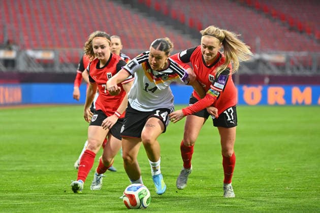 Shekira MARTINEZ (GER), Aktion,Zweikampf gegen Sarah PUNTIGAM (AUT). li;Melanie BRUNNTHALER (AUT). Fussball WM Qualifikation Frauen Deutschland - Oesterreich 5-1 am 14.04.2026 Max-Morlock-Stadion Nuernberg. Â