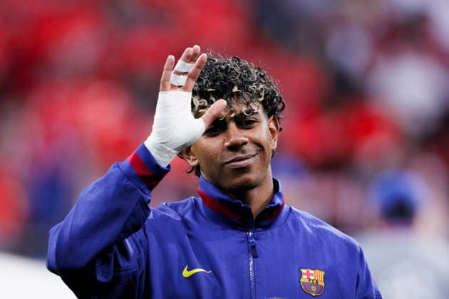 UEFA champions league - Atletico de Madrid vs FC Barcelona, Barca MADRID,SPAIN - 14 April:Lamine Yamal of FC Barcelona greet fans during the UEFA Champions League 2025 26 Quarter-Final second Leg match between Atletico de Madrid and FC Barcelona at Riyadh Air Metropolitano Stadium. (Photo by Guille Martinez f22photo) Madrid Riyadh Air Metropolitano Stadium Spain Copyright: xGuillermoxMartinezx