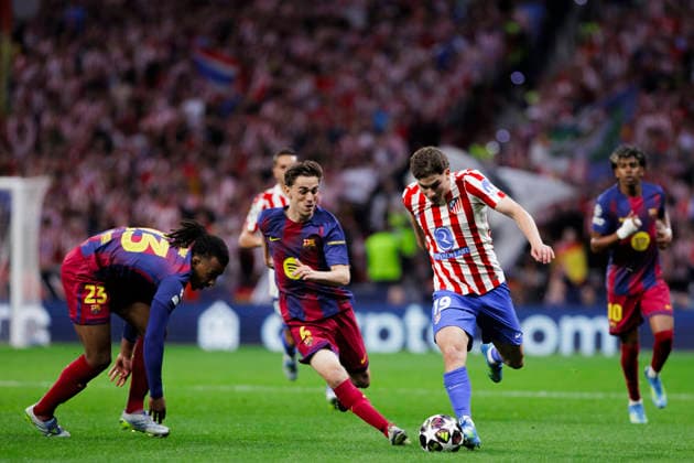UEFA champions league - Atletico de Madrid vs FC Barcelona, Barca MADRID,SPAIN - 14 April:Julian Alvarez of Atletico de Madrid and Pablo Gavi of FC Barcelona in action during the UEFA Champions League 2025 26 Quarter-Final second Leg match between Atletico de Madrid and FC Barcelona at Riyadh Air Metropolitano Stadium. (Photo by Guille Martinez f22photo) Madrid Riyadh Air Metropolitano Stadium Spain Copyright: xGuillermoxMartinezx