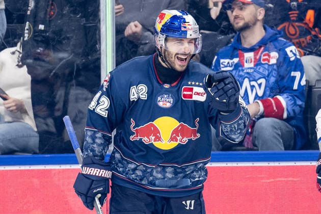 Yasin Ehliz (EHC Red Bull Muenchen, 42) bejubelt sein Tor zum 2:1 GER, EHC Red Bull Muenchen vs. Adler Mannheim, Eishockey, DEL, Playoffs, Halbfinale Spiel 4, Saison 2025 2026, 14.04.2026. GER, EHC Red Bull Muenchen vs. Adler Mannheim, Eishockey, DEL, Playoffs, Halbfinale Spiel 4, Saison 2025 2026, 14.04.2026. Muenchen *** Yasin Ehliz EHC Red Bull Muenchen, 42 celebrates his goal for 2 1 GER, EHC Red Bull Muenchen vs Adler Mannheim, ice hockey, DEL, playoffs, semi-final game 4, season 2025 2026, 14 04 2026 GER, EHC Red Bull Muenchen vs Adler Mannheim, ice hockey, DEL, playoffs, semi-final game 4, season 2025 2026, 14 04 2026 Muenchen Copyright: xEibner-Pressefoto HeikexFeinerx EP_HFR