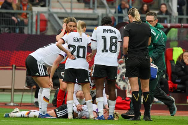 Nürnberg, Deutschland 14. April 2026: WM-Qualifikationsspiel - Deutschland vs. Österreich Im Bild: Giulia Gwinn (Deutschland) verletzt auf dem Spielfeld und ihre Mannschaftskolleginnen sehen nach ihr Copyright: HMBxMedia MadeleinexFantini